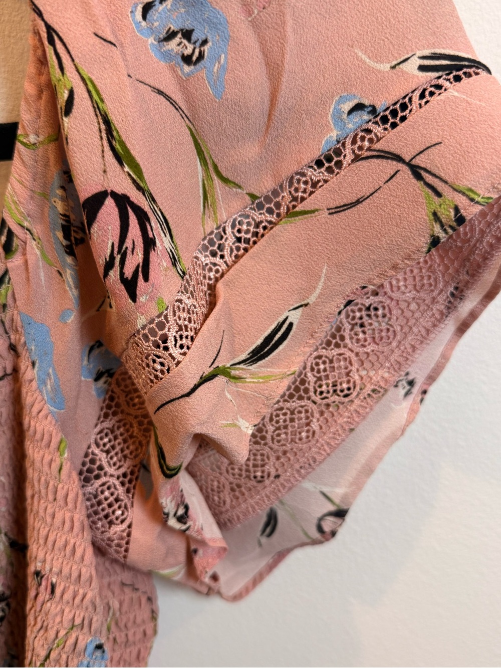 Nicole Miller‎ Collection Pink Floral Smocked Top M - Picture 3 of 5